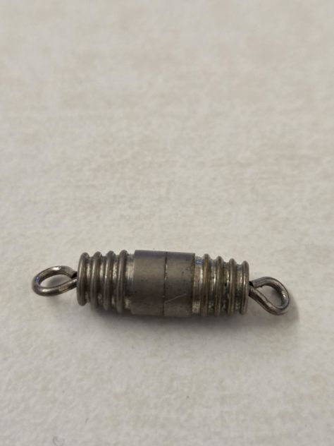 Fermaglio a vite per collane in metallo usato ma come nuovo.