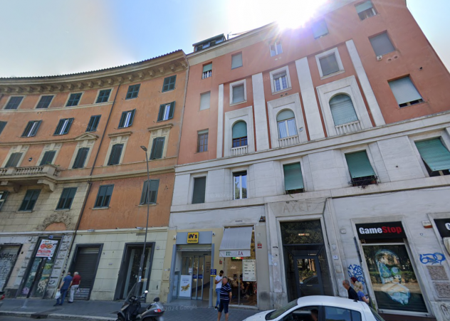 RE DI ROMA MONOLOCALE SU DUE PIANI ARREDATO