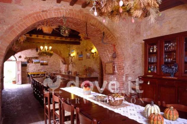 Rustico / Casale di 2200 m² con più di 5 locali e box auto in vendita a Asciano - Foto 11