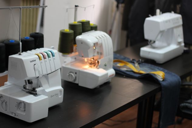 Riparazioni sartoriali, modifiche abiti, sartoria militare