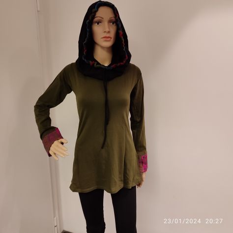 Felpa verde con inserti e cappuccio