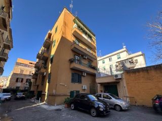 Stanza singola con balcone a 5 minuti dalla Metro C Mirti