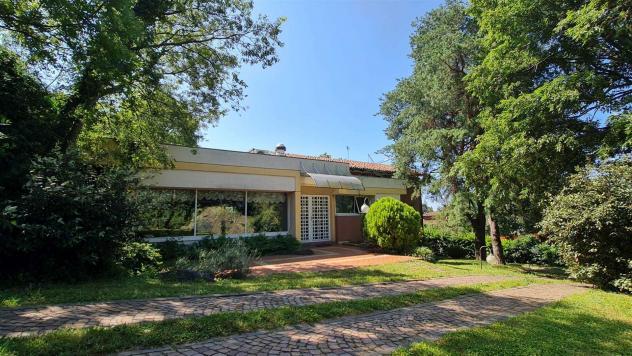Vendita Villa da 667 mq con giardino