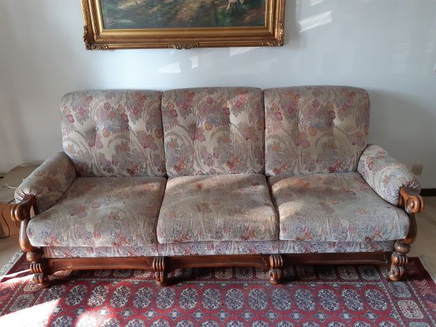Salotto vintage con divano a tre posti e due poltrone