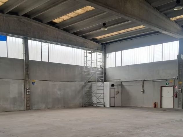 CAPANNONE 1500 MQ CON AREA ESTERNA