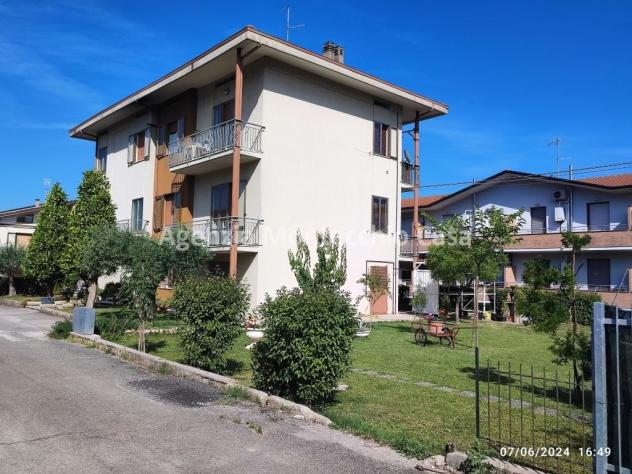 Casa bifamiliare in posizione centrale con ampio scoperto esclusivo, garage e due unità abitative