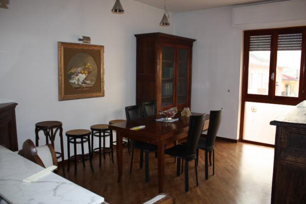 MASSA, centralissimo, appartamento al 5° piano con ascensore. L'immobile è stato completamente risistemato e si compone internamente di: sala, cucino