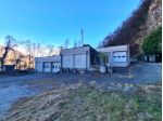 Magazzini con area esterna e bosco