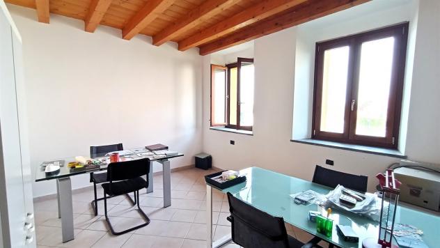 In Caratteristico casale ristrutturato, accattivante appartamento su due livelli con travi a vista. - Foto 16