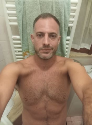 Uomo disponibile per incontri con donne/ragazze Tel:3288012516