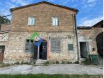 Vendesi in Strada di Radi porzione di casale da ristrutturare