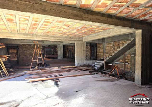 Via Gebbione-Capannone industriale con manufatti in corso di costruzione e corte - Foto 3