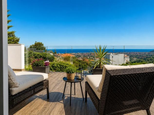 LOANO splendido attico in villa vista mare!!!