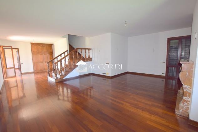 CASA INDIPENDENTE di 4 vani e di 600 mq (ASOLO) rif. LG49
