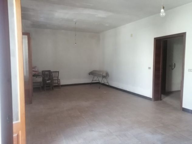 Fabbricato indipendente su due piani con corte e giardino - Foto 9