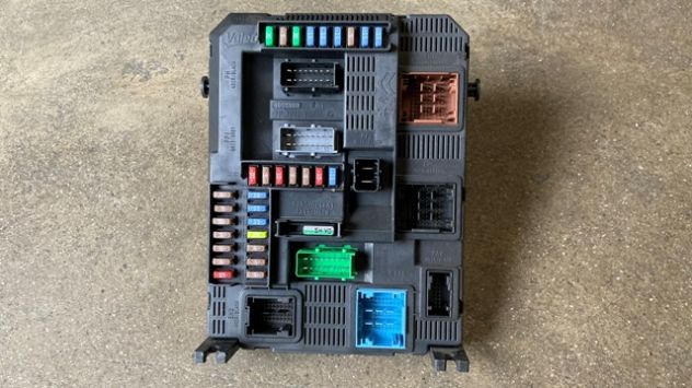 Body computer Peugeot 2008 1.6HDI del 2016 (9807532080) - Foto 2