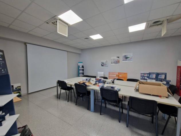 Immobile di 665 m² con più di 5 locali in affitto a Vanzago - Foto 8
