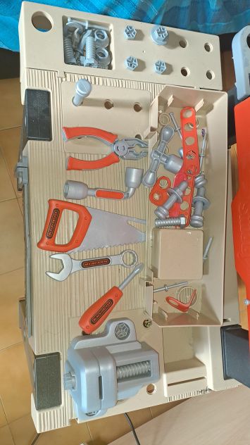 banco di lavoro black decker con utensili di plastica - Foto 3