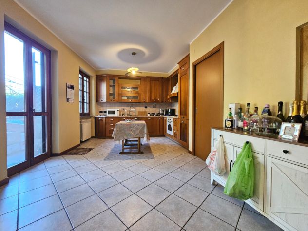 Ampio trilocale/quadrilocale con giardino privato e box - Foto 4