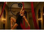 danza acrobatica sospesa Spettacolo di arte del circo su tessuti aerei