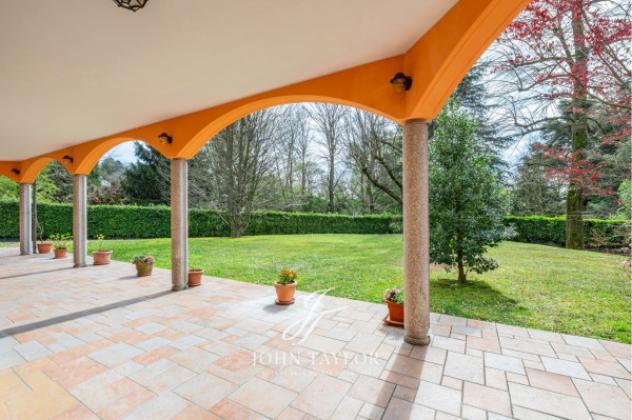 Villa di 840 m² con più di 5 locali e box auto doppio in vendita a Carimate - Foto 2