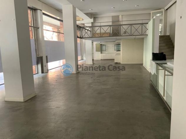 CENTRO STORICO: negozio con 4 vetrine, uffici e magazzino - Foto 3