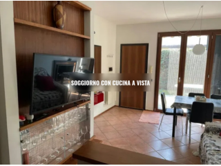 POMEZIA TRILOCALE ARREDATO CON GIARDINO PRIVATO E BEN COLLEGATO.