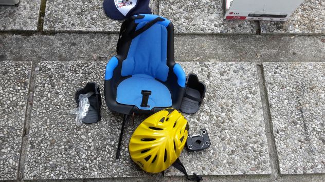 seggiolino per bicicletta e caschetto