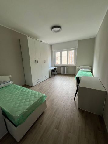 Offriamo un posto letto in una camera doppia