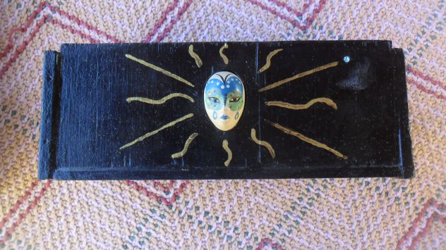 N° 3 CONTENITORI IN LEGNO CON MASCHERA IN GESSO DIPINTA E BRILLANTINO -