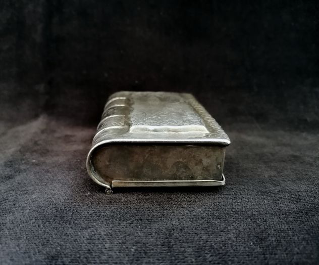 ANTICO ASTUCCIO PORTA-ROSARIO A FORMA DI LIBRO DA MESSA IN METALLO CESELLATO. - Foto 6