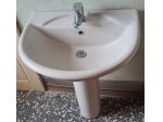Lavabo Ideal Standard con colonna e miscelatore