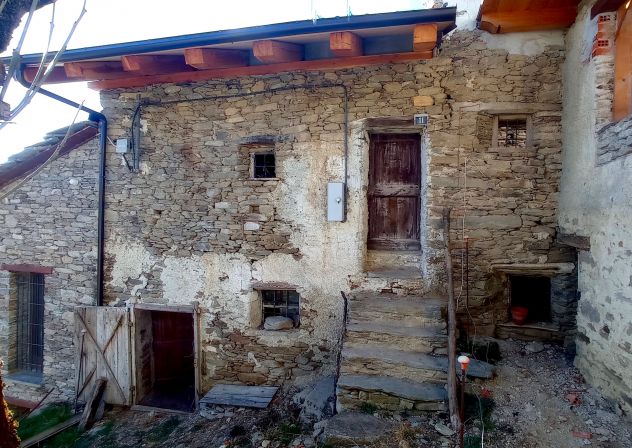 Sampeyre - Valle Varaita - Baita da ristrutturare con giardino