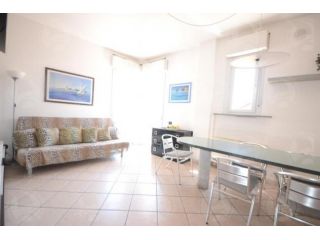 Alassio, trilocale vista mare con posto auto