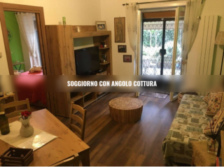 TORREVECCHIA BILOCALE ARREDATO BEN COLLEGATO CON GIARDINO PRIVATO.