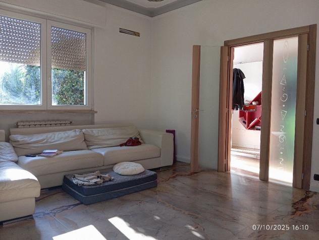Camaiore centro.
Villetta singola con 3 camere da letto .
Ristrutturata .