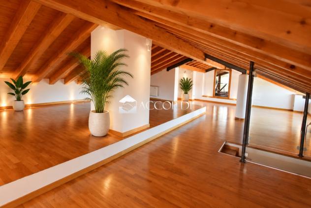 VILLA di 11 vani e di 505 mq (MONTEBELLUNA) rif. PE25