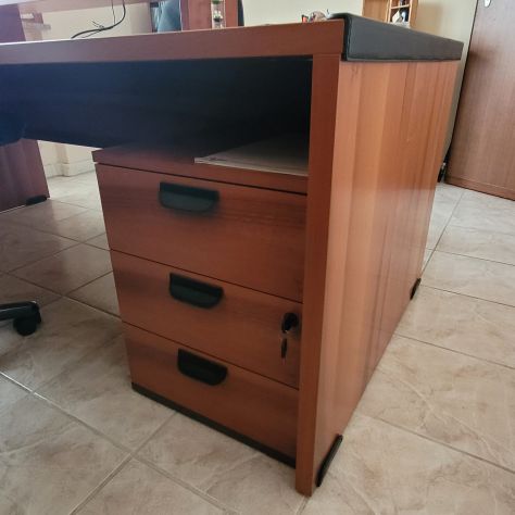 scrivania per spazi direzionali in legno massello/noce e cuoio nero - Foto 6