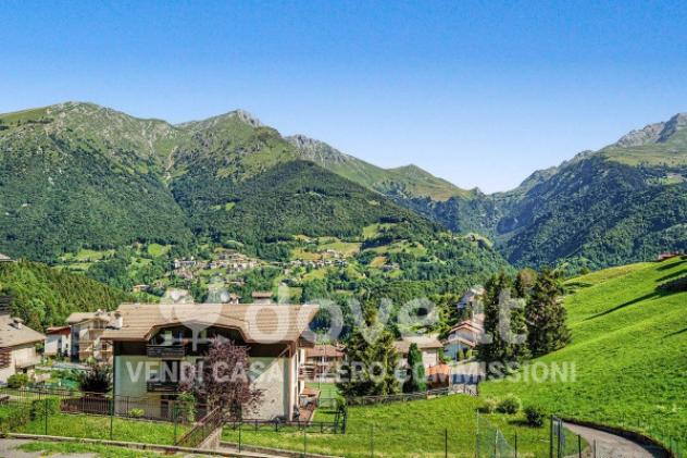 Appartamento di 250 m² con 5 locali e box auto in vendita a Oltre il Colle