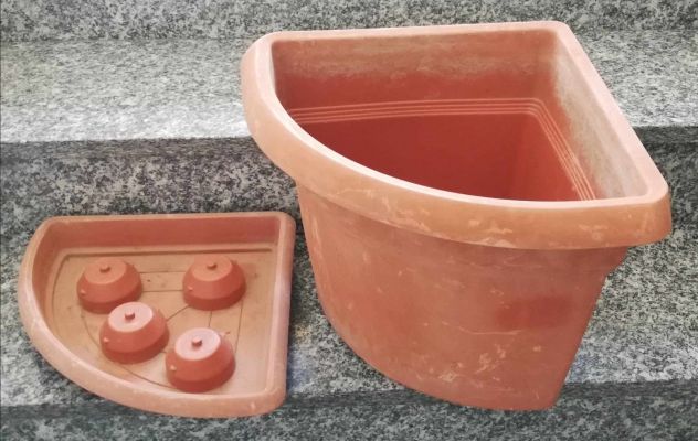 Vaso angolare in plastica + sottovaso piante fiori