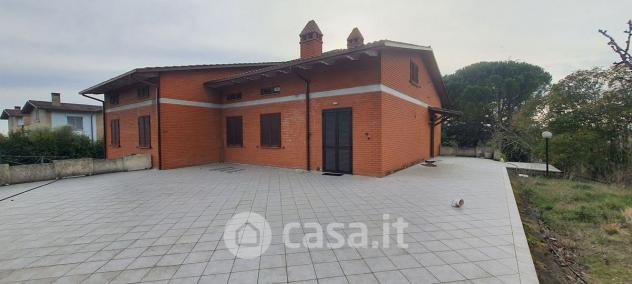 Perugia vendesi villa 20 vani 600 Mq