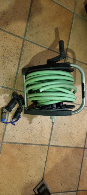 Carrello avvolgitubo e tubo per innaffiare