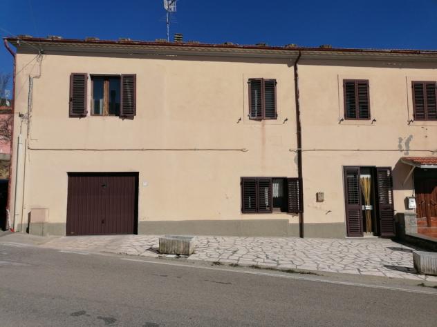 Nel paese storico di Selvena; dove si trovano negozi di prima necessita una banca e la posta; a 20 KM dal Monte Amiata, 8 Km da Castell'Azzara, 23 dal - Foto 2
