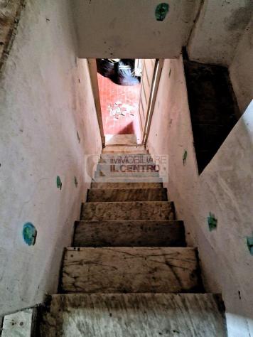 SEMINDIPENDENTE DA RISTRUTTURARE CON CANTINA E GIARDINO. - Foto 6