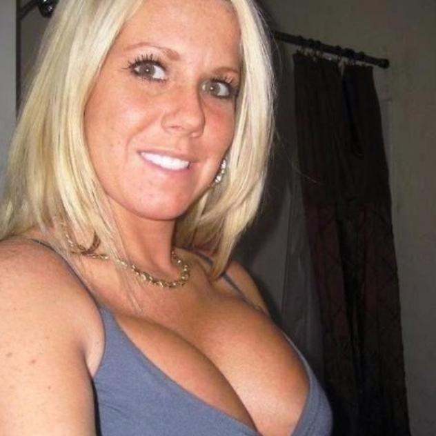 Signora matura 41 anni cerca toy boy Tel: