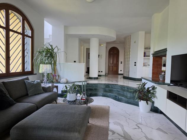 MASSA, villa di ampia metratura nella prima periferia, disposta su tre livelli con ampio giardino di circa 1.300 mq. Composta di salone con camino, cu - Foto 12