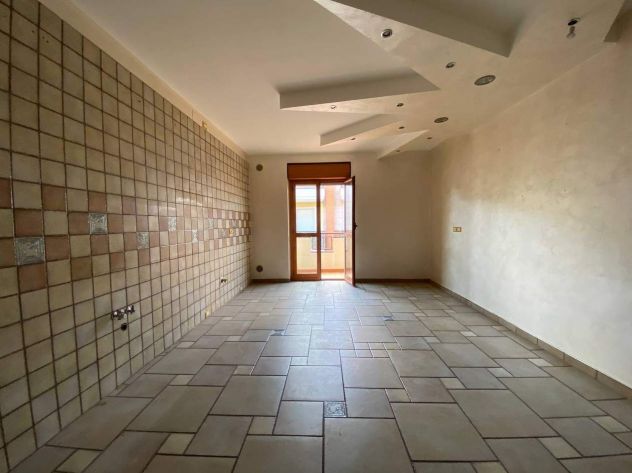 AMPIA SOLUZIONE AL PRIMO PIANO CON MANSARDA TERRAZZO E BOX - Foto 2