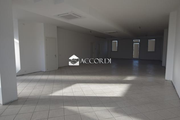 NEGOZIO di 3 vani e di 193 mq (ALTIVOLE) rif. BL059V - Foto 2