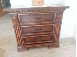 1/3 Artigianato e decorazione Descrizione Elegante comodino in legno con finitur