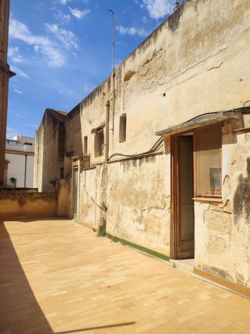 MARSALA INTERO STABILE DI OLTRE 400 MQ CON GIRADINO PRIVATO DI 500 MQ - Foto 2